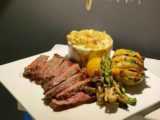 【公式g】少女時代_ユリは、直接手入れをして、本サーロインステーキ歳アメリカズTAKE(テーク)🥩赤ワイン煮詰め作ったソース+チーズメクエンチーズにハルラピニ