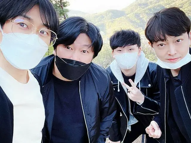 【G公式】SUPER JUNIOR_ウニョク(Eunhyuk)、景色もいいでしょ？ヒョンホ、誕生日おめでとう🎊   