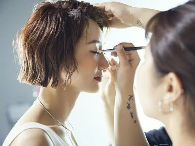 女優コ・ジュンヒ、画報撮影のビハインドも公開。