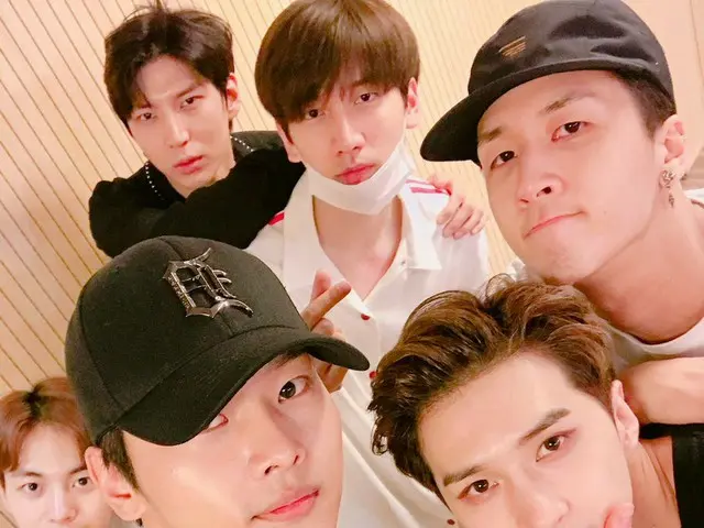 【JT公式】VIXX、ただ今 #VIXX 達は、JAPAN TOUR #白昼夢 の最後のリハーサル中！ その合間に、6人集まった写真を届けてくれました。
