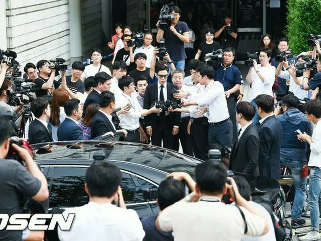 裁判所に集まった取材陣の前に現れたBIGBANG T.O.P。