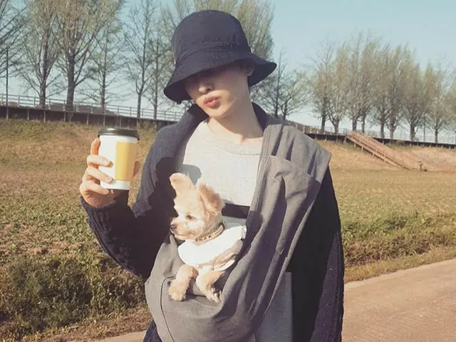 【G公式】SUPER JUNIOR_ウニョク(Eunhyuk)、5ヶ月の春、4歳大麦🐶🐶   