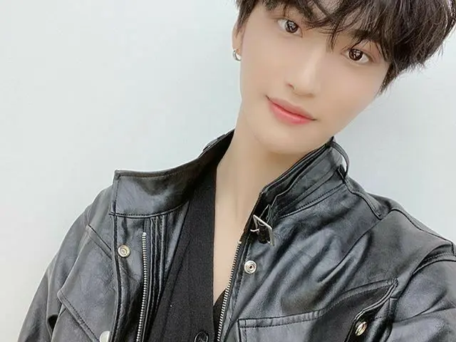 【G公式】ATEEZ、[📷] DAILYATEEZ   今日も愛情いっぱいの聖火としたVLIVE✌🏻💕   #DAILY_ATEEZ   #ATEEZ  
