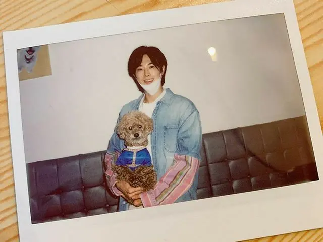 【G公式】東方神起_ユンホ(U-KNOW)、粕谷笑おう一、二、三🐶😄   #友達の #伴侶犬 #名前はカス  
