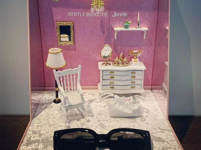 【g公式】BLACKPINK_ジェニー(Jennie)、Cause every sunglass needs its own doll house