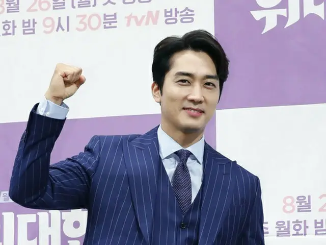 俳優ソン・スンホン、元交際相手の中国女優リウ・イーフェイのSNSに「いいね」をつけたとして中国では復縁説も浮上するほど大きな話題に