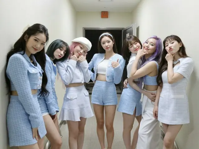 【t公式】OH MY GIRL、[ #OhTimes] 200501 MUSIC BANK📸 ボード板から飛び出したような姿の舞台と楽屋で#HAPPYMIMI