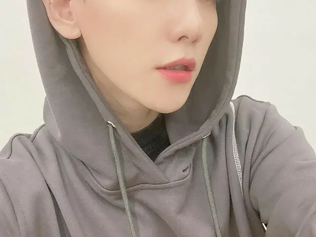 【G公式】EXO_ペクヒョン(Baekhyun)、久しぶりにセルカパレード....天気もいいが、練習室だね！何故か！？ #prive #練習  