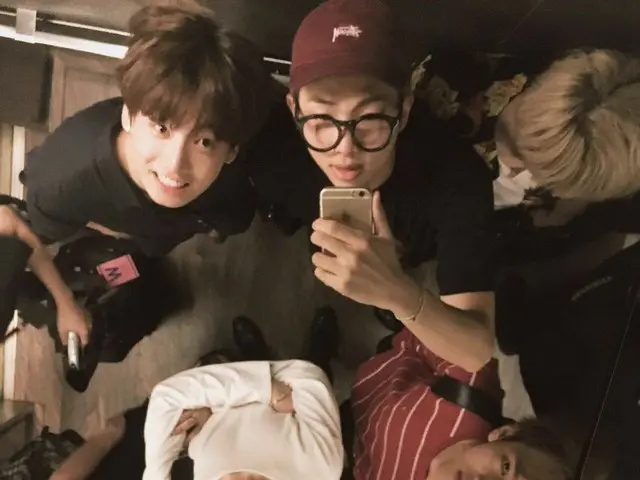 #BTS(防弾少年団)、RMの集合自撮り写真の「独特な感性」が韓国で話題