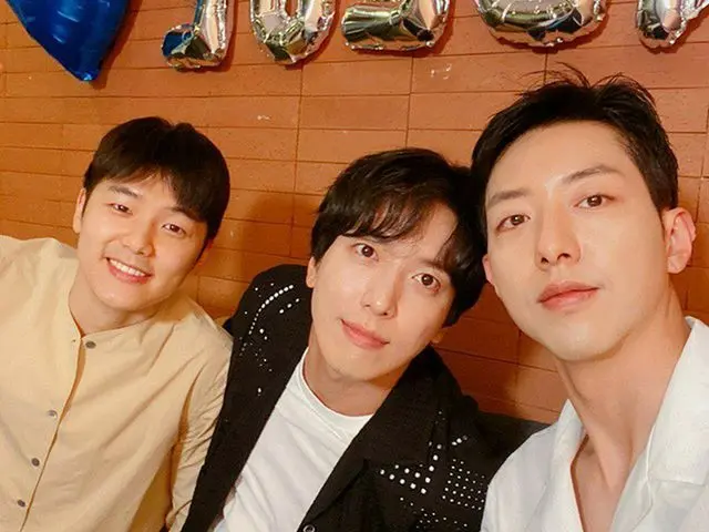 【G公式】CNBLUE_ヨンファ、With黄土、A4サイズの用紙  
