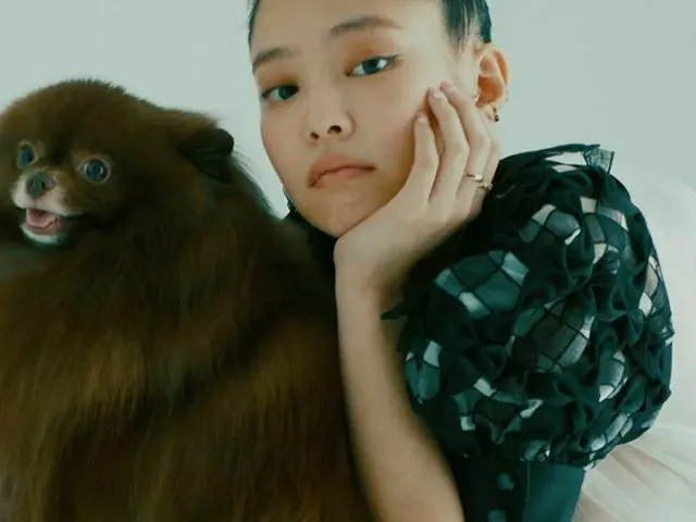 【g公式vog】  #VoguePop マドモアゼルジェニーと彼女の伴侶犬熊谷💗そして #シャネルが一緒に5月号のカバー撮影現場の姿を公開します