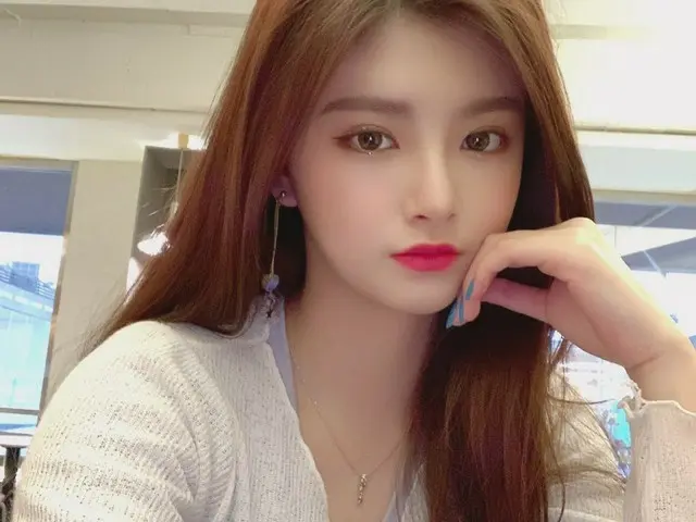 【t公式】EVERGLOW、[ #YIREN]フォーにポケットにやって〜🐩 