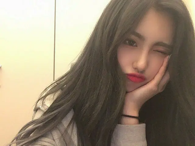 【t公式】EVERGLOW、[ #AISHA]雨に来てのでフォーエバー思い出して☔ 