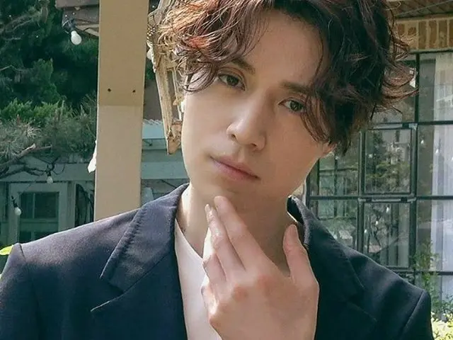【G公式】俳優イ・ドンウク、 - ドンウク俳優がカバーを飾る「W Korea」、6月号のグラビア撮影現場公開！  - チントゥクたアイ・コンタクトに流れる中..