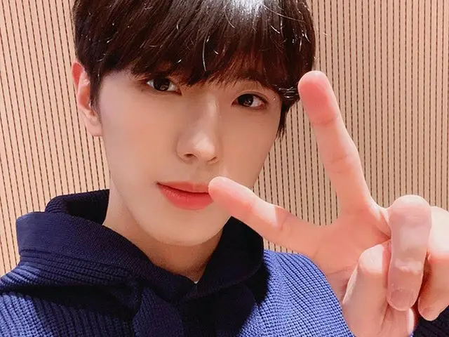 【G公式】CIX、⠀  TMIが、この服きれいデョ？！😄 ウール修正が一番👍けどね🥰😉   #CIX  #FIX #ヨンフイ #修正 #雨のために #傘