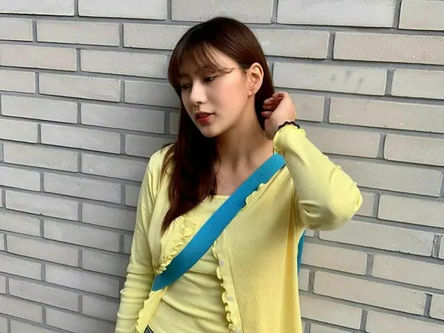 【g公式】Apink_ハヨン(HaYoung)、私の好きな黄鉛🌼   #ジェニー・着替え室 _  _  _  _  _マスクははめているが写真撮る時ちょっと手