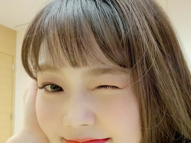 【t公式】OH MY GIRL、[ #OHMYAir】LEDより728倍明るい #ヒョジョンが笑顔でさわやかエネルギー充電💪🏻！️しばらくして11時5分、「