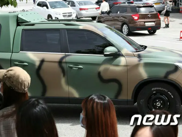 EXO SUHO、周囲の安全を考慮して軍用車に乗って論山訓練所に入所