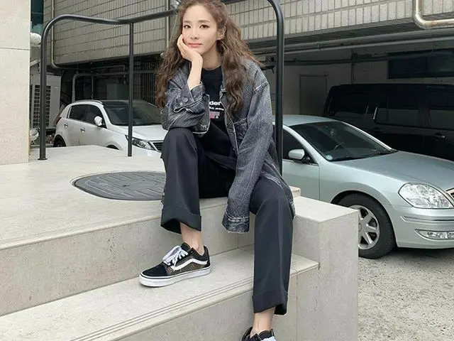 【g公式】2NE1_出身DARA、久しぶりに出勤途中の写真投擲