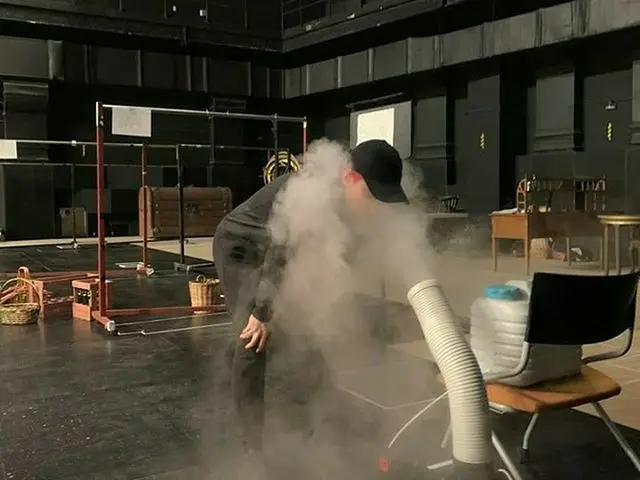 【G公式】JYJ_ジュンス、やってんでしょう..？練習室に置いた加湿器、全身に吸い Feat
