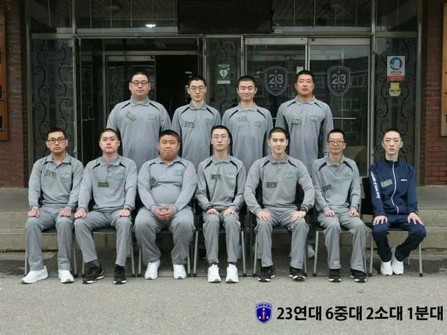 EXO SUHO、陸軍訓練所での集合写真公開(前列右から3人目)。