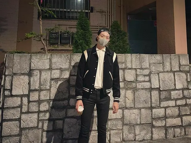 【G公式】CNBLUE_ジョンシン、サンダルが破れてしまった...ㅠㅠ   