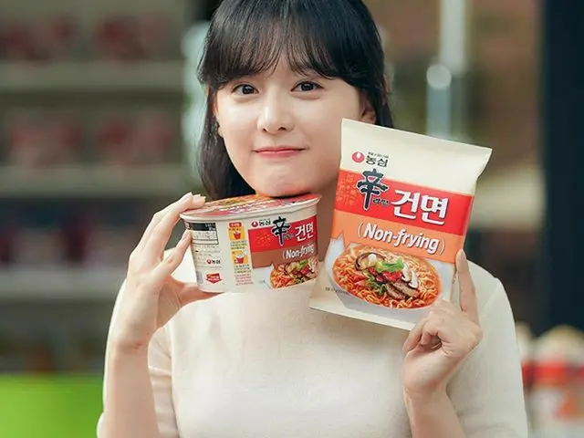 【g公式】女優キム・ジウォン、 #辛ラーメン乾麺🧡   
