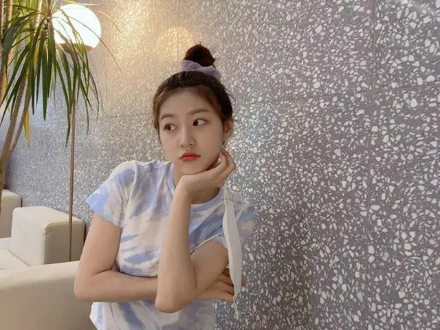 【g公式】女優キム・セロン、💜🤍   
