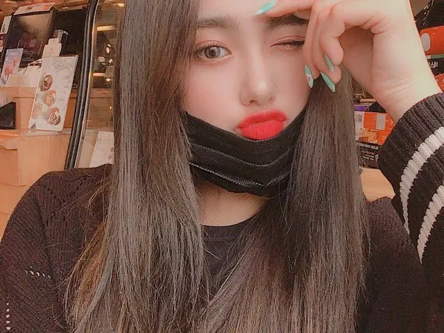 【t公式】EVERGLOW、[ #AISHA]フォーエバー(笑)良い一日ボネグありますか？ウールフォーエバー思いながらコーヒー！ ❤️良い一日送り