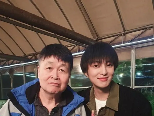 WINNER カン・スンユン、大先輩ソン・チャンシクと緊張のツーショット