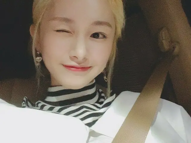 【t公式】EVERGLOW、[ #迷子]夕食を食べました？😋 