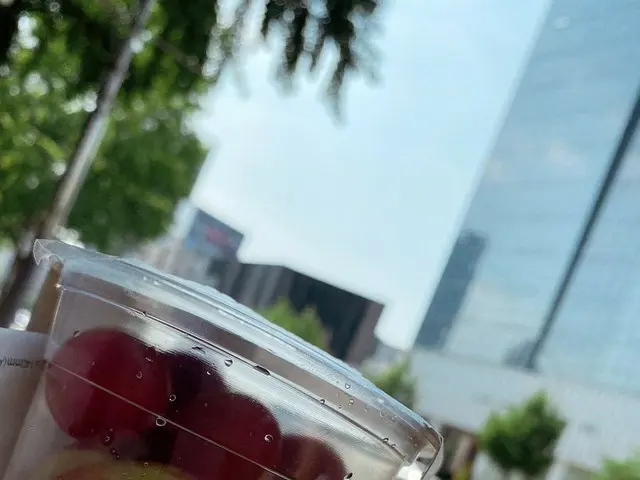 【t公式】Cherry Bullet、[ #ユーズド#YUJU]社！と！ 🍎 本物おいしい〜 #CherryBullet #Cherry Bullet