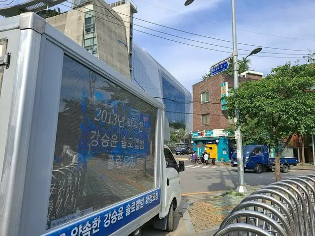 「WINNER」カン・スンユンの中国ファン、YG社屋前でトラックデモ実施中