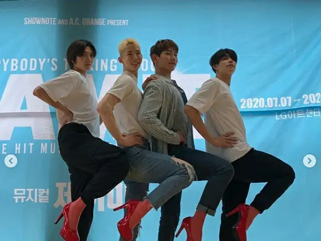「2AM」チョ・グォン、ミュージカル「ジェイミー」主演のシン・ジュヒョプ、「ASTRO」MJ、「NU’EST」レンと共に練習室で撮ったハイヒール姿の写真が話題