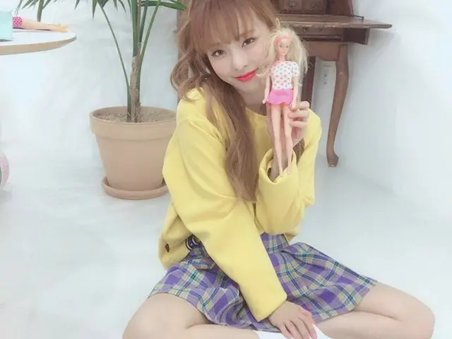 【t公式】今月の少女(Loona)、[ #ViVi】スケイトボード上に座ってバービー人形ラングカチッカチッ📸💕😚ああん暑い夏に☀水の中に入ってたいんだ🏊