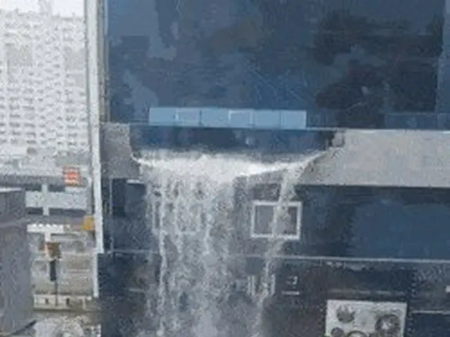韓国の室内プールの水タンクが壊れて大変なことになっていると話題に