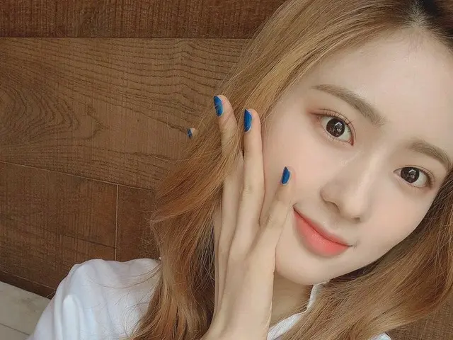 【t公式】Cherry Bullet、[ #メイ#MAY】白シャツに似合う青い爪💙 #CherryBullet #Cherry Bullet
