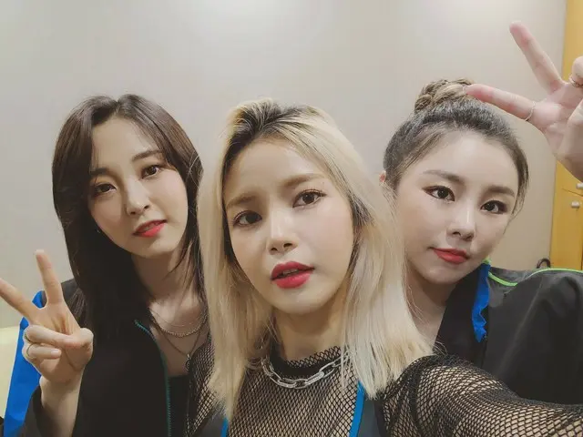 【t公式】MAMAMOO、[ #MAMAMOO] しばらくして、10時KCON：TACT 2020 SUMMER舞台に上がる私たち好きハニーたち💙私たちムーム