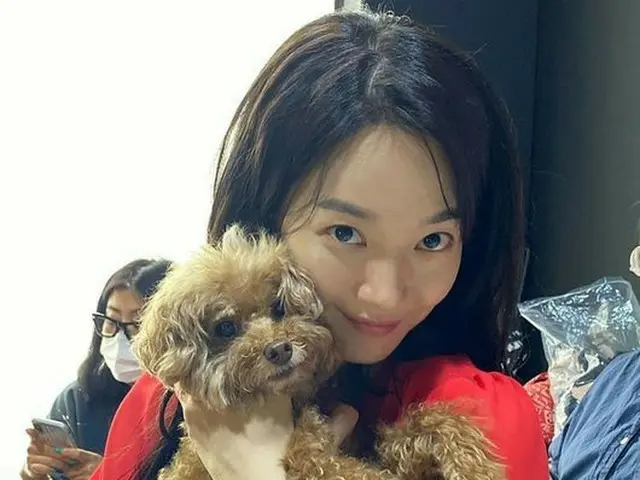 女優シン・ミナ、真っ赤なトップスにわんちゃんを抱いて近況報告