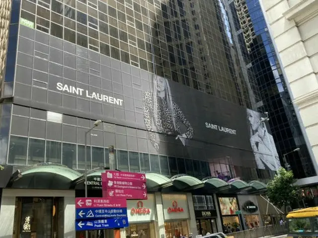 高級ブランドのSaint Laurent、グローバルアンバサダーの「BLACKPINK」ロゼのグラビアで香港最大の繁華街にあるセントラルビルの壁を埋め尽くして話