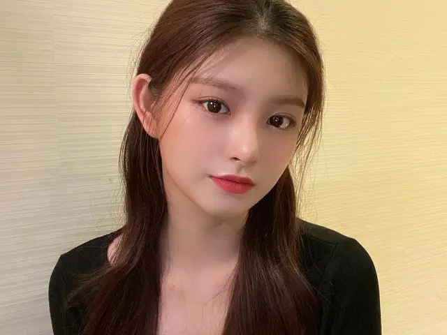 【t公式】EVERGLOW、[ #YIREN]海に行きたい😆YIRENイランに行く人〜?!手🙋🏻😉 