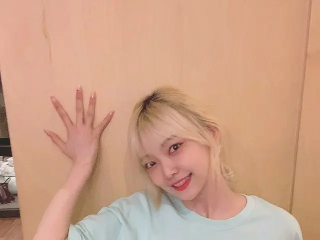 【t公式】EVERGLOW、[ #来る] とても退屈して🤭壁やらベプ食べました💃🏻💃🏻 