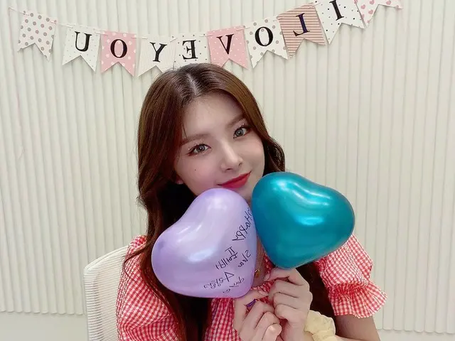 【t公式】EVERGLOW、[ #YIREN] ウールホAISHA誕生日おめでとう～～❣残りの誕生日も幸せな時間過ごそう😉💗💗💗 