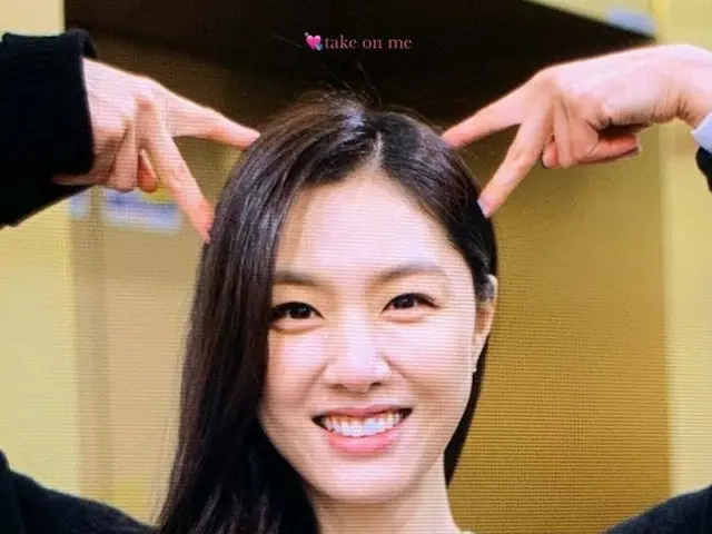 写真撮影の時、「V」や「ハート」に代わる新しい写真ポーズが韓国で流行中