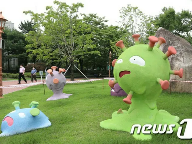 韓国・テグ(大邱)市内の公園に現れた“溶けるコロナ”が話題