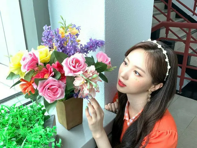 【t公式】Cherry Bullet、[ #サポート#JIWON]花付け花や写真🌼  #CherryBullet #Cherry Bullet 