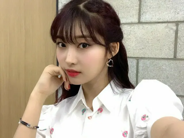 【t公式】EVERGLOW、[ #県]今日ションショはホワイト示現がotの😊 ハートピアスもしました❣️後二ションショのアイテム期待くださいおおお🎈🎠 