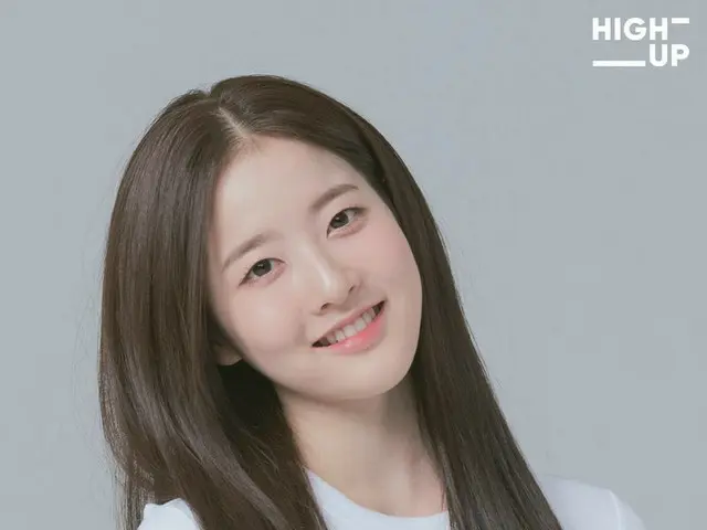 #TWICE 「TT」作曲家がプロデュースした「HIGH-UPガールズ」、メンバー3人のプロフィール写真が話題