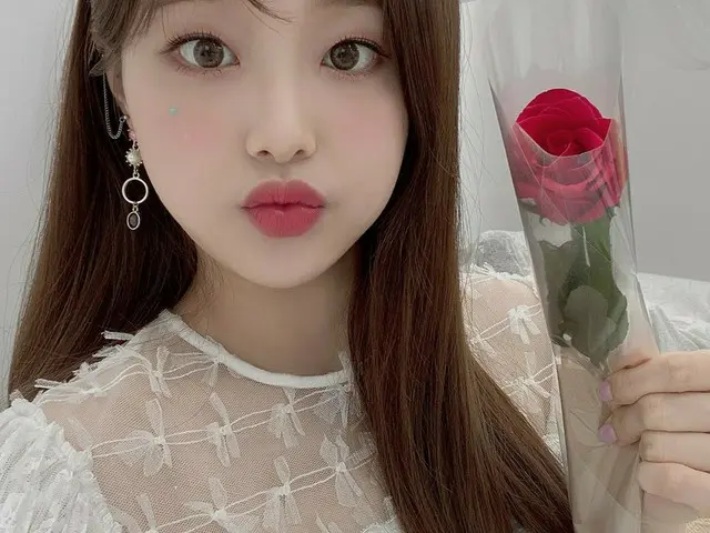 【t公式】今月の少女(Loona)、[ #中央/ #Chuu]秋の風が吹くのがますます感じられるよ🍂Orbit風邪注意して🌈🌈🌈   #今月の少女(LO