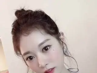 【t公式】Cherry Bullet、[ #見よ#BORA]🍒💜  Hello！👋🏻  (1˃̵ᴗ˂̵)  #CherryBullet #Cherry 